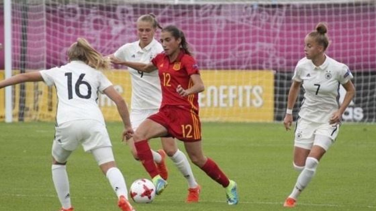 Lucía Rodríguez, con el 12, en uno de los encuentros disputados este año con la selección española.-RFEF/SEFÚTBOL
