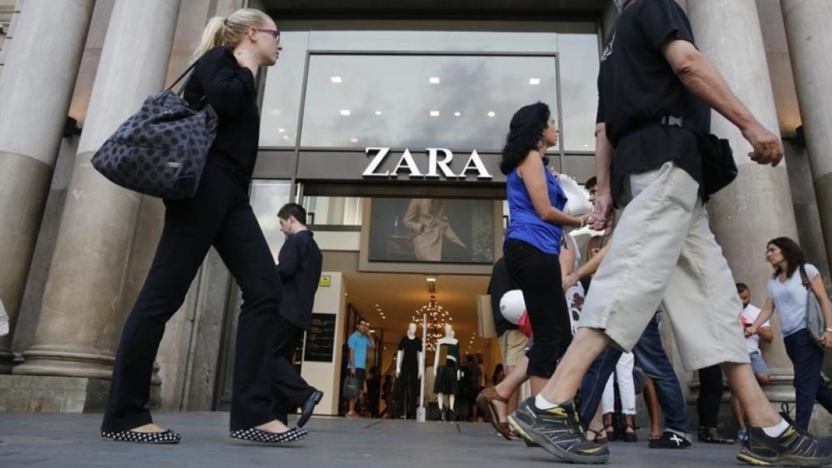 Tienda de Zara (Inditex) en la Gran Via de Barcelona.-EL PERIÓDICO