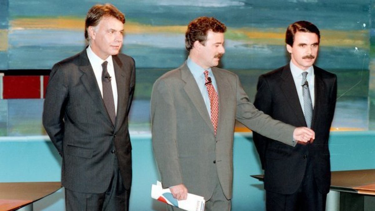 Felipe González y José María Aznar, junto a Manuel Campo, moderador del debate cara a cara entre los candidatos a la presidencia del Gobierno en el 1993.-PEPE ABASCAL (A3TV)
