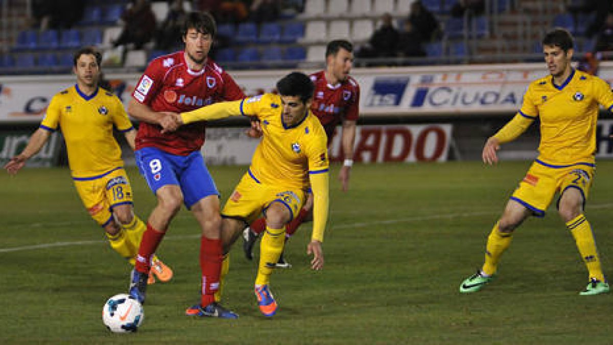 Pedro podría ser hoy la referencia ofensiva del Numancia ante el Hércules. / DIEGO MAYOR-