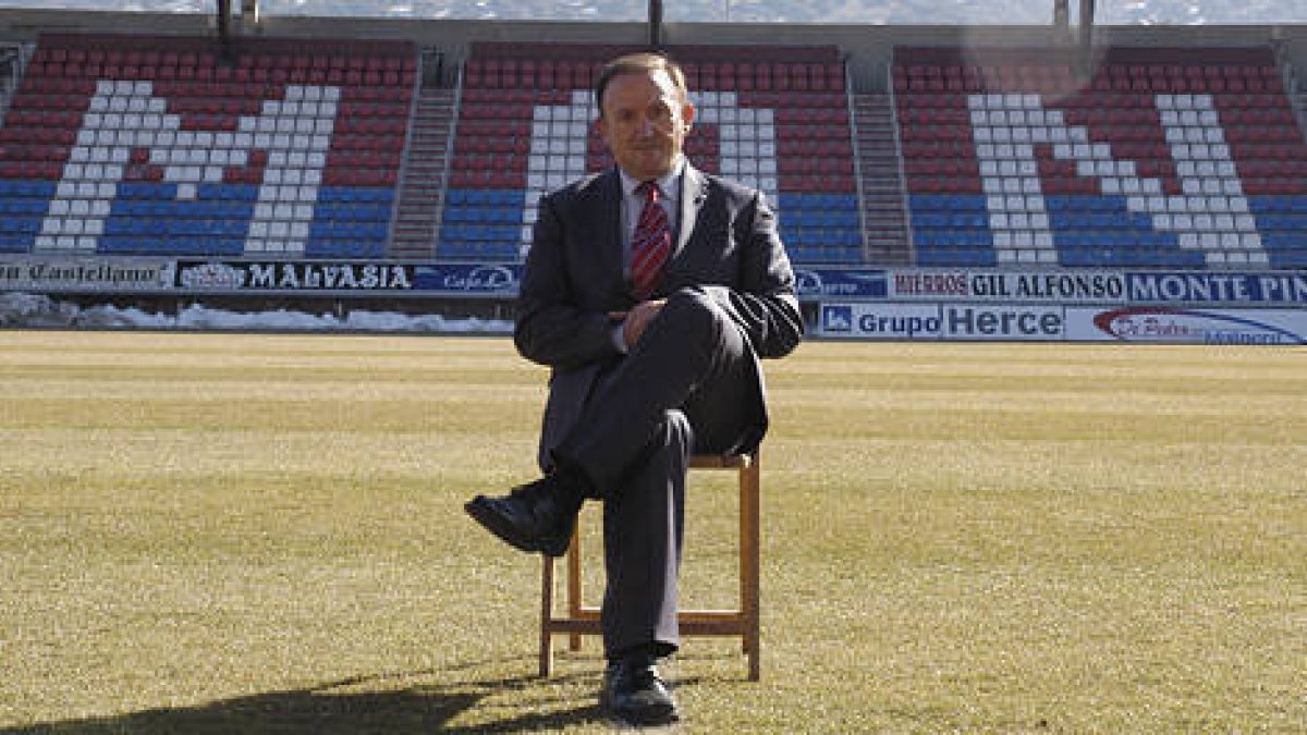 El presidente del Numancia, Francisco Rubio. / ÁLVARO MARTÍNEZ-