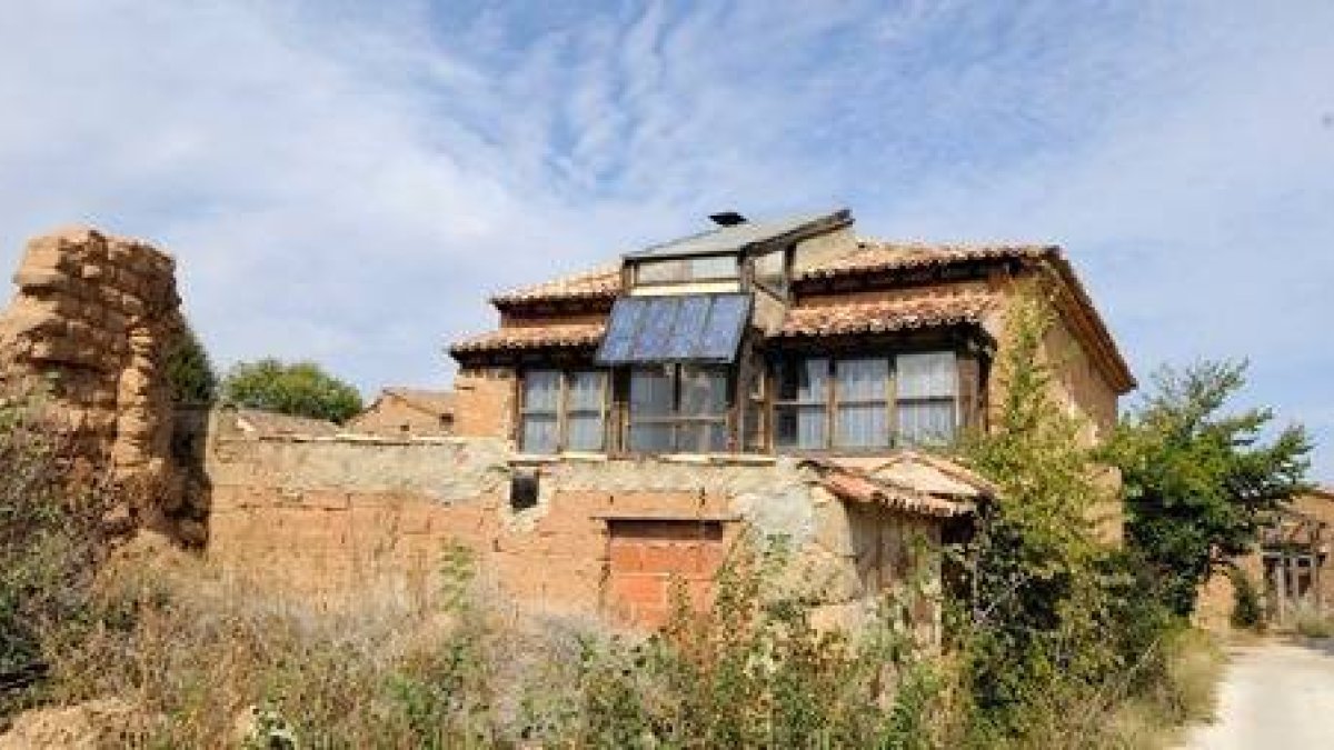 Vivienda recuperada en Navapalos. / JAVIER NICOLÁS-