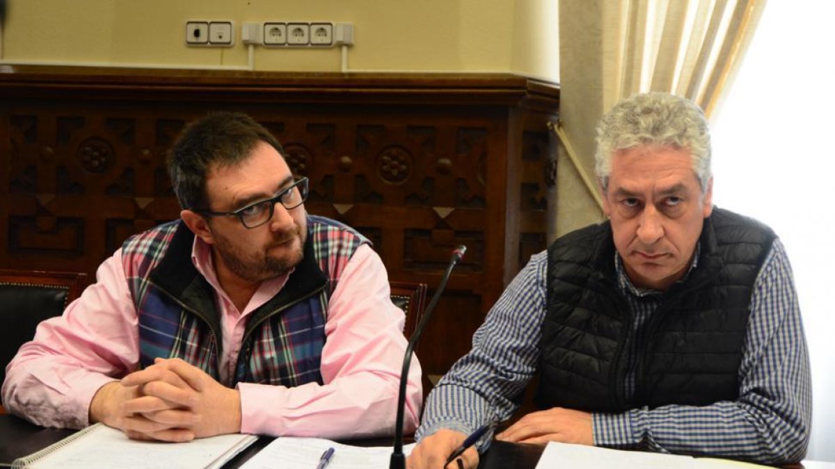 Miembros de la Comisión y de los sindicatos en la firma del acuerdo-Diputación