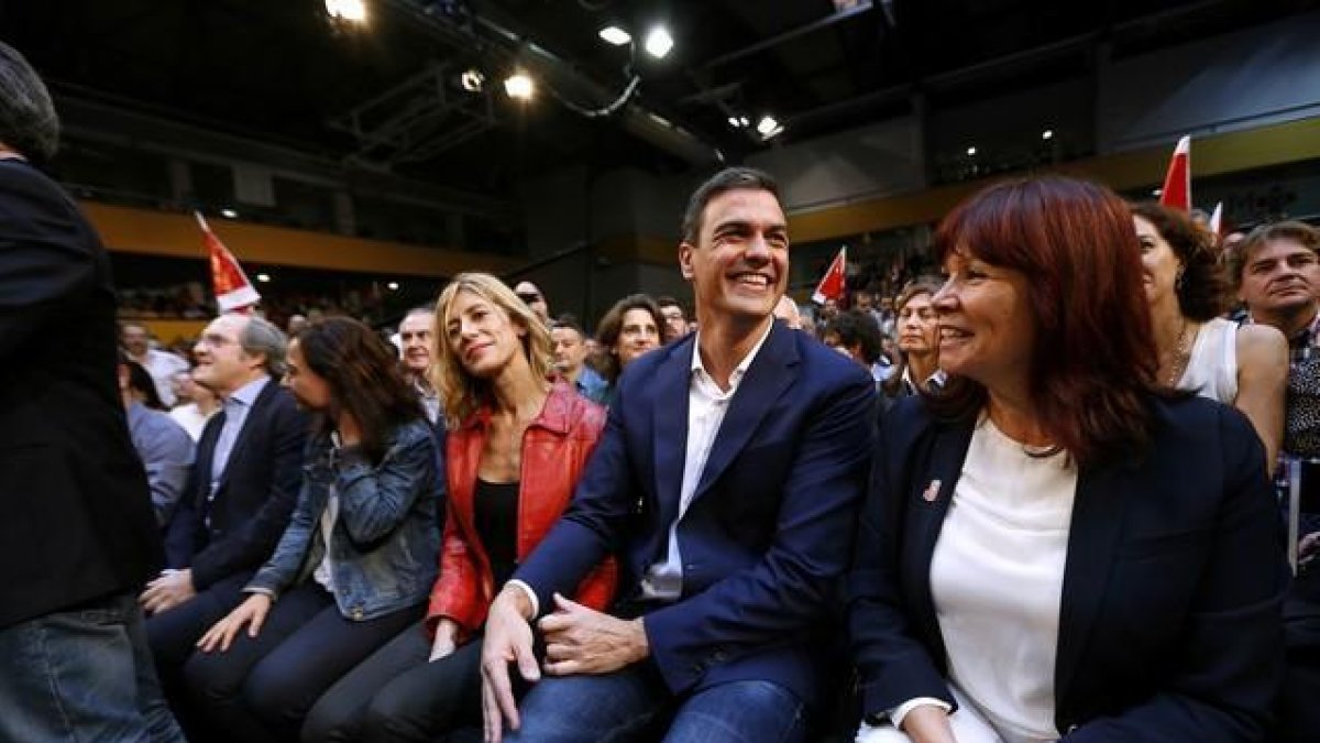 Pedro Sánchez junto a su mujer (a la izquierda) y Micaela Navarro.-DAVID CASTRO