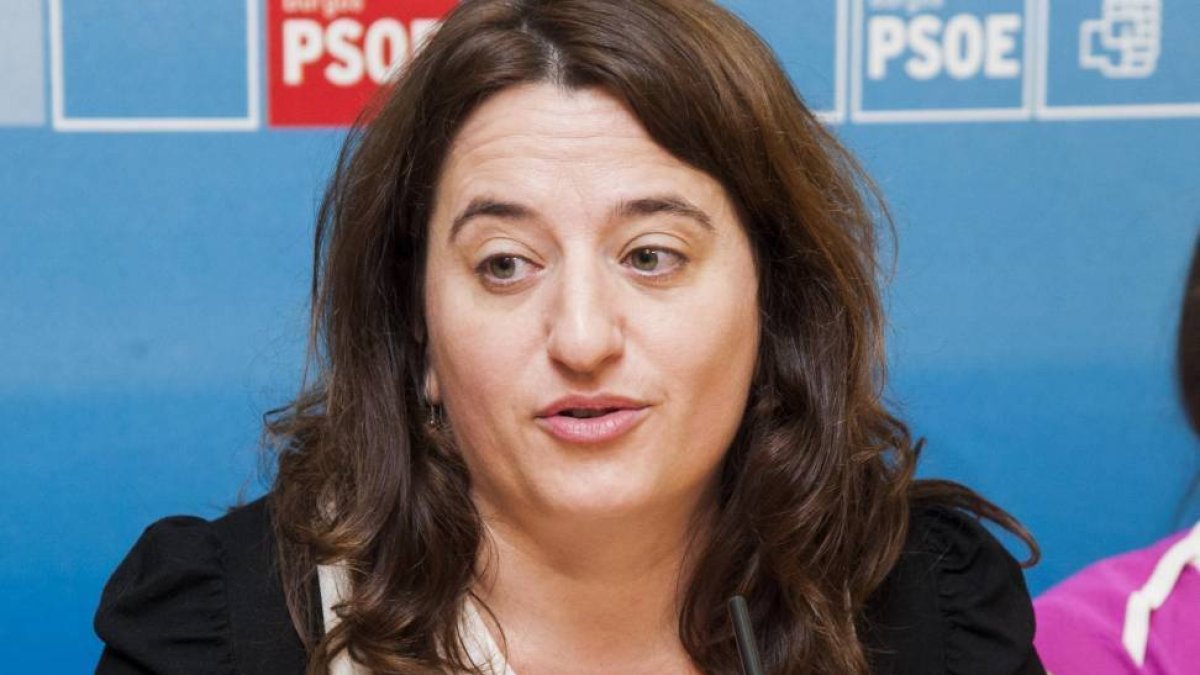 Esther Peñalba, junto a compañeros de partido, presenta su candidatura al proceso de primarias para elegir al candidato del PSOE a la Alcaldía de Burgos-Ical