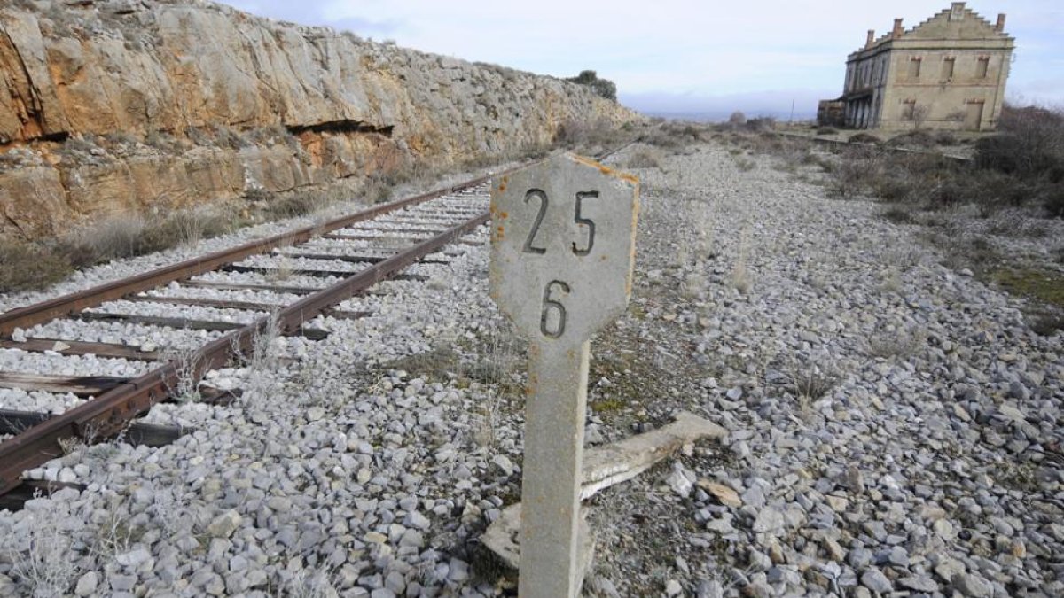 La línea Soria-Castejón a su paso por Aldealpozo.-Valentín Guisande