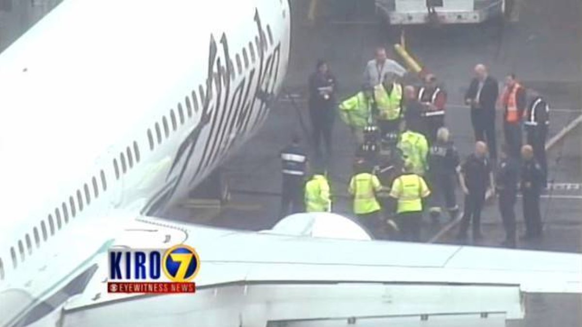 Rescate del maletero que se quedó encerrado en la bodega de un avión de Alaska Airlines.-Foto: AP