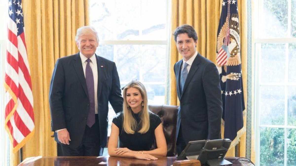 Ivanka Trump, sentada junto al presidente de EEUU y Justin Trudeau, de pie, en el Despacho Oval.-