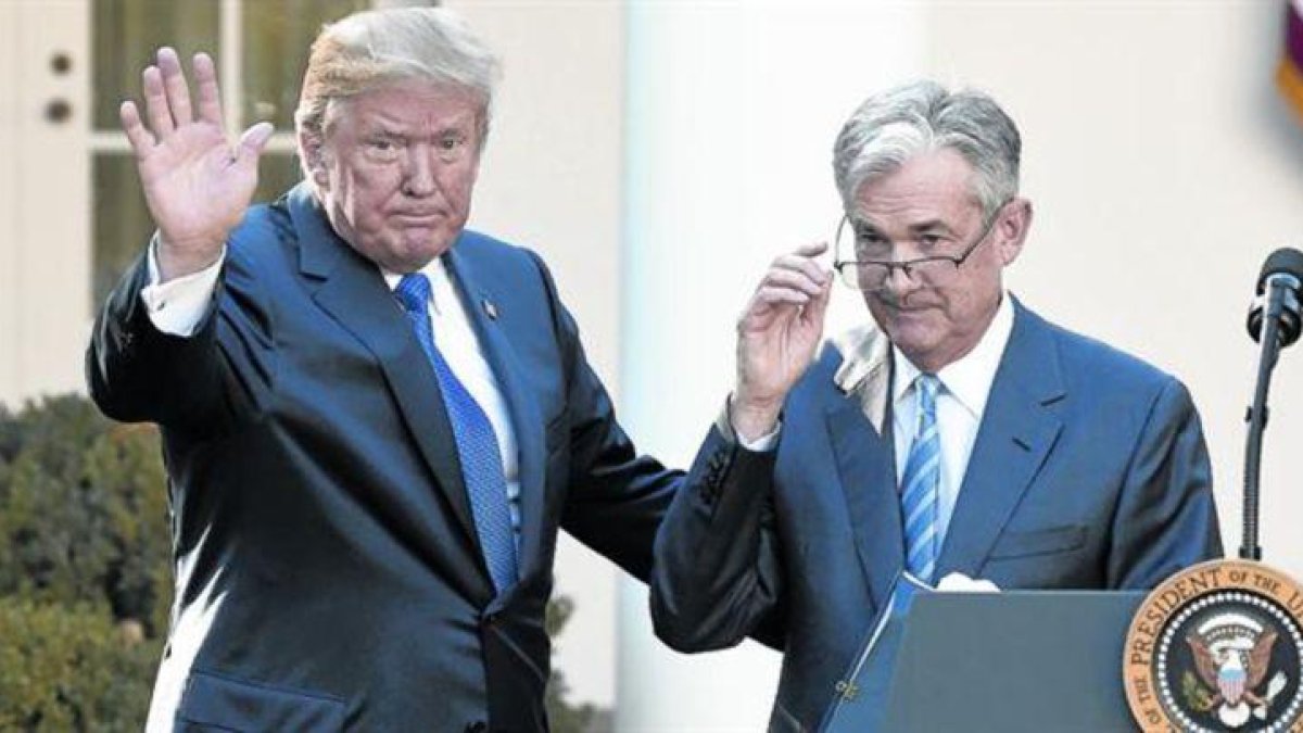 Renovación// Donald Trump saluda junto a Jerome Powell, el nuevo presidente de la Reserva Federal de Estados Unidos a partir de febrero.-AFP / SAUL LOEB