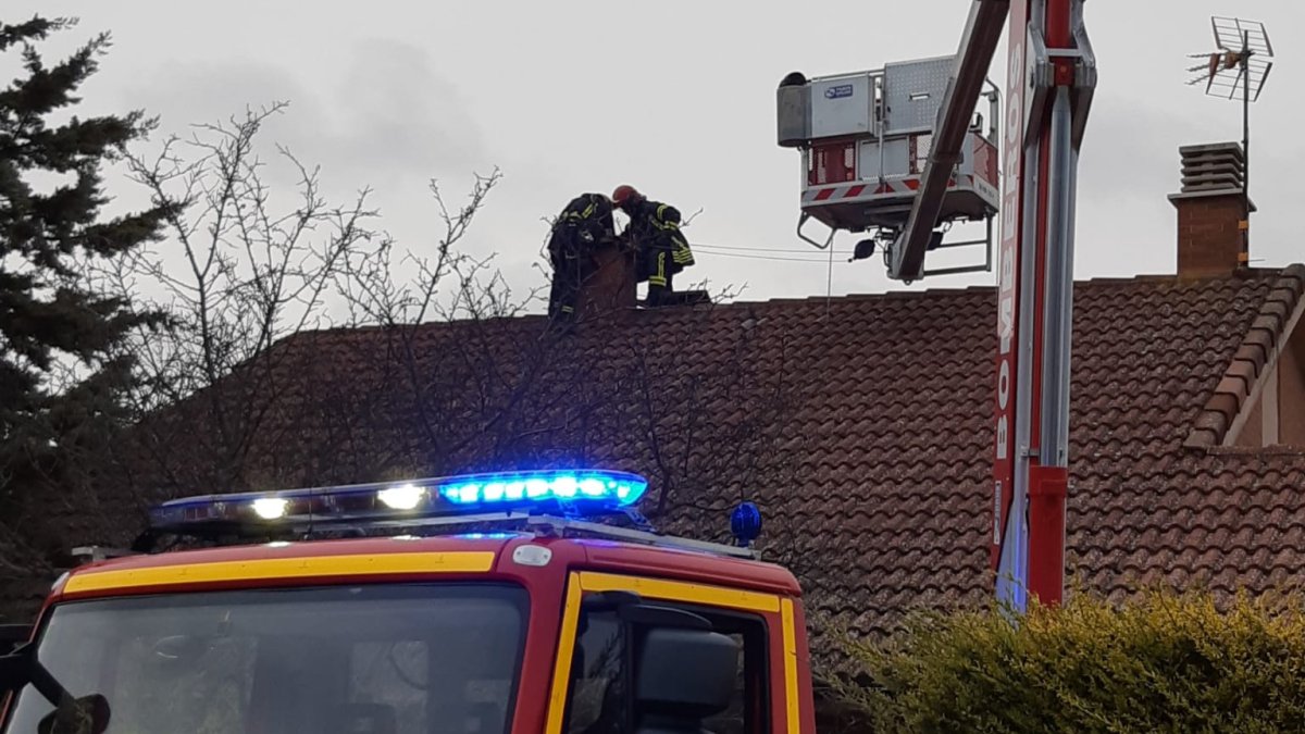 Los bomberos de Diputación sofocan un incendio en una chimenea. HDS