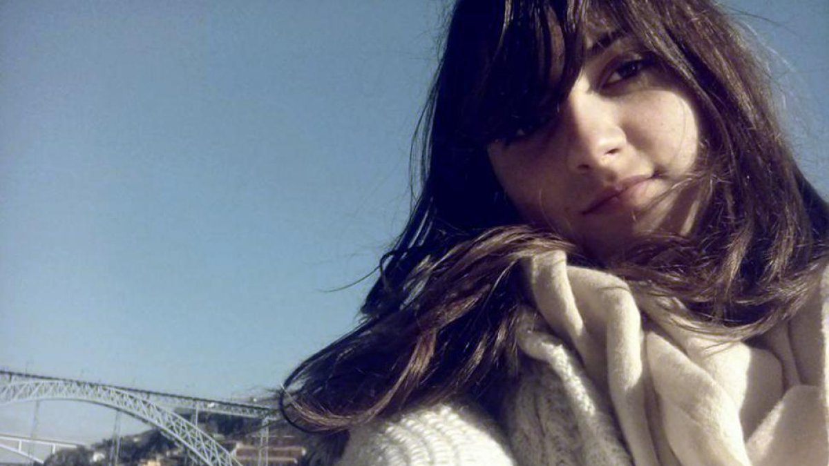 Susana Vega ante uno de los puentes de Porto.-