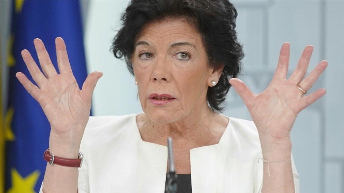 La ministra de Educación, Isabel Celaá, durante la rueda de prensa tras el Consejo de Ministros.-JOSÉ LUIS ROCA
