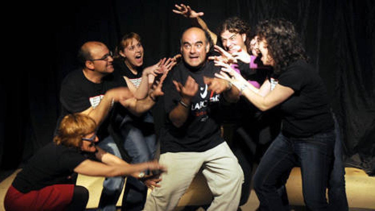 Nicaso Martínez, en el centro, en una representación con sus compañeros de La Bo-hème. / VALENTÍN GUISANDE-