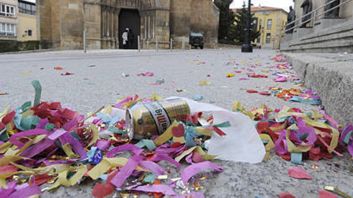 Aspecto que presentaba ayer a última hoar de la mañana el entorno de la iglesia de San Juan de Rabanera. / V.G.-