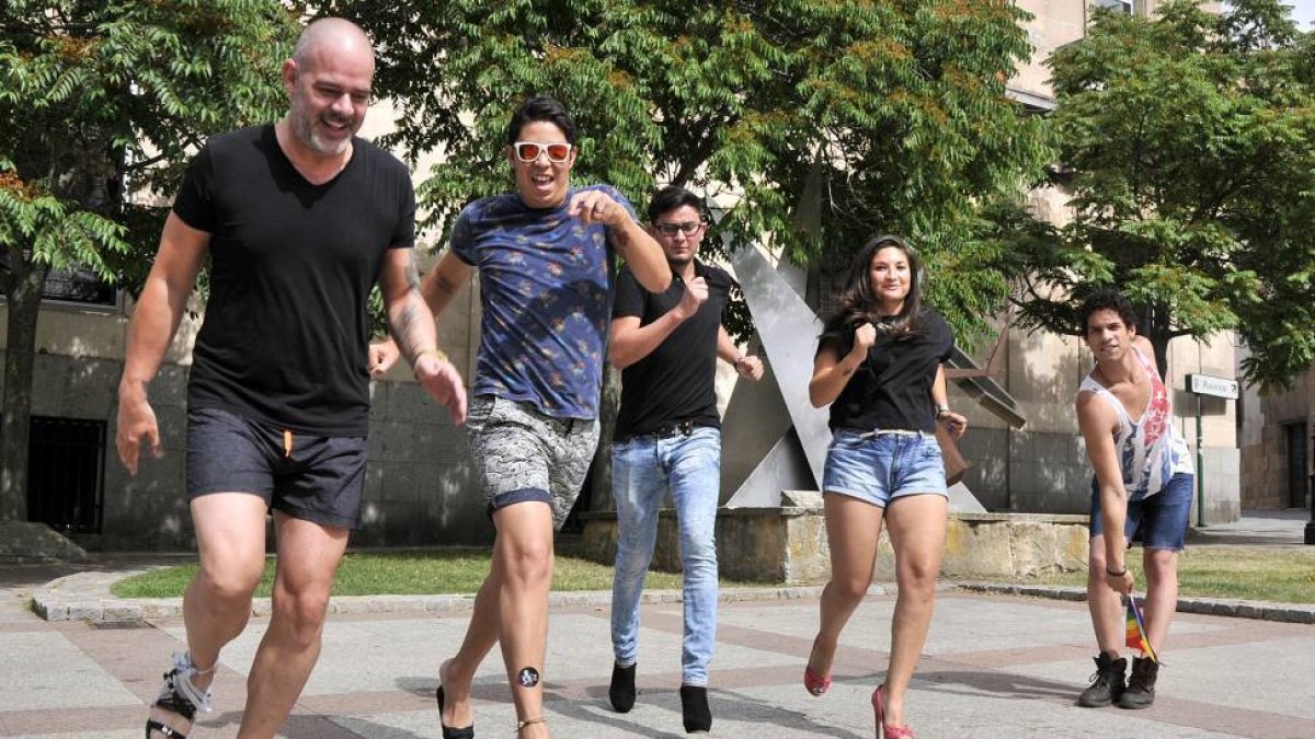 Entrenamiento de la carrera de los tacones llevada a cabo ayer en la plaza del Olivo.-VALENTÍN GUISANDE