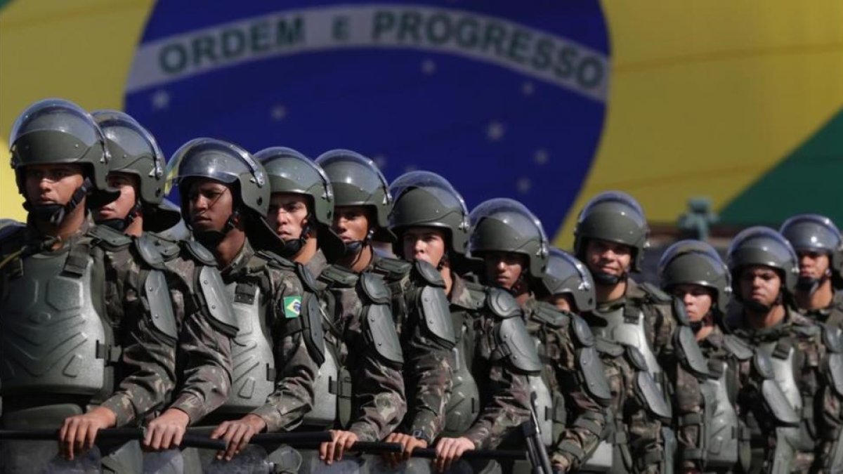 Soldados brasileños, en un ejercicio durante la presentación del plan de seguridad para los Juegos de Río, el pasado día 22.-AP / ERALDO PERES