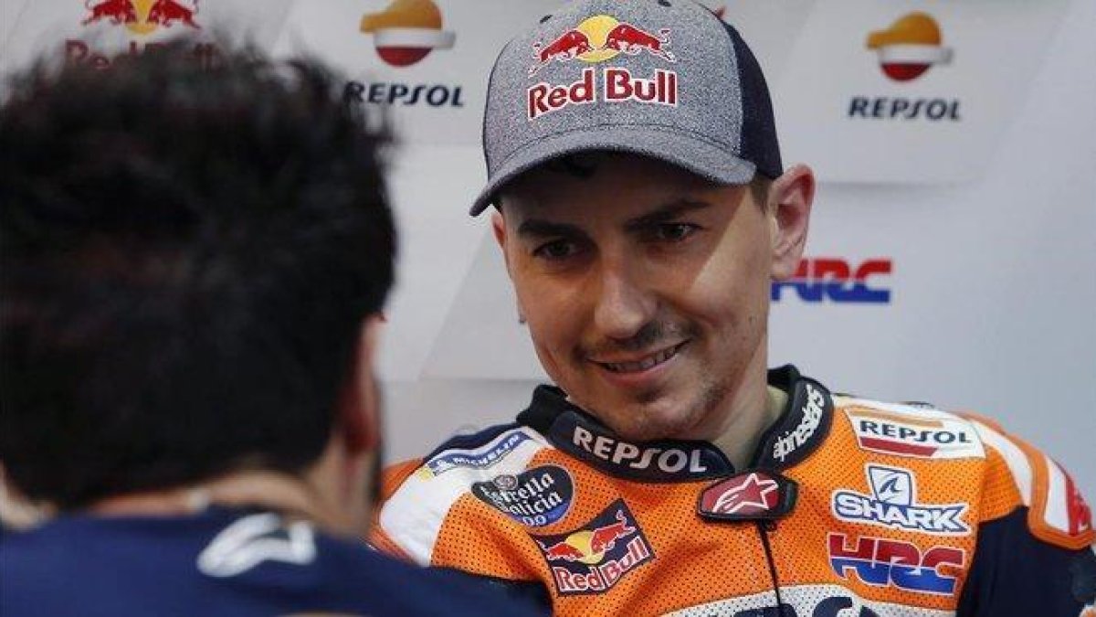 Jorge Lorenzo charla con uno de los técnicos del equipo Repsol Honda.-REPSOL MEDIA / JAIME OLIVARES