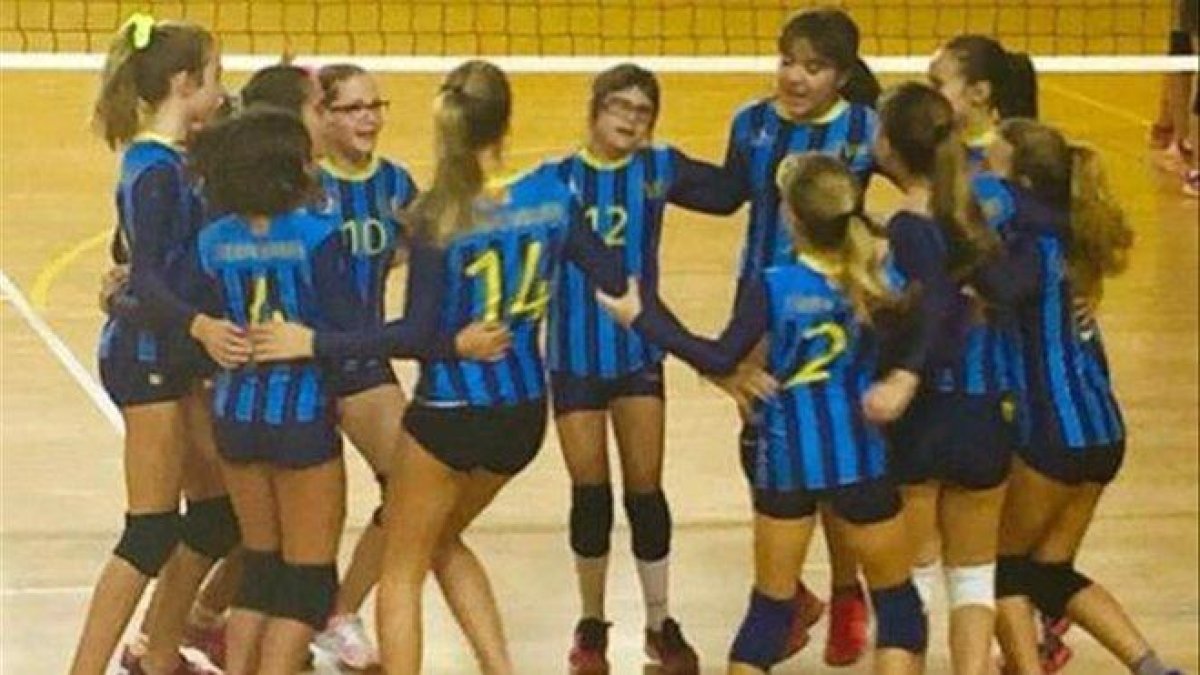 El grupo de voley del Esplugues.-TWITTER