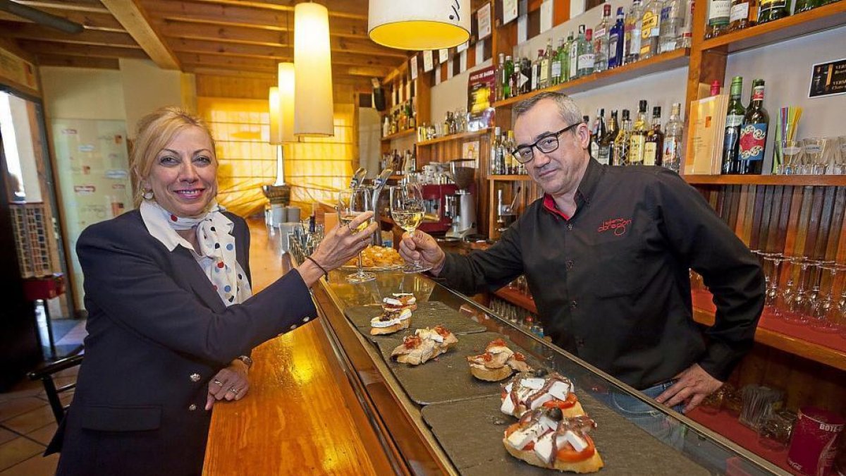 Julia González y Carlos Artigas brindan con un blanco verdejo en la barra del Obregón.-Pablo Requejo