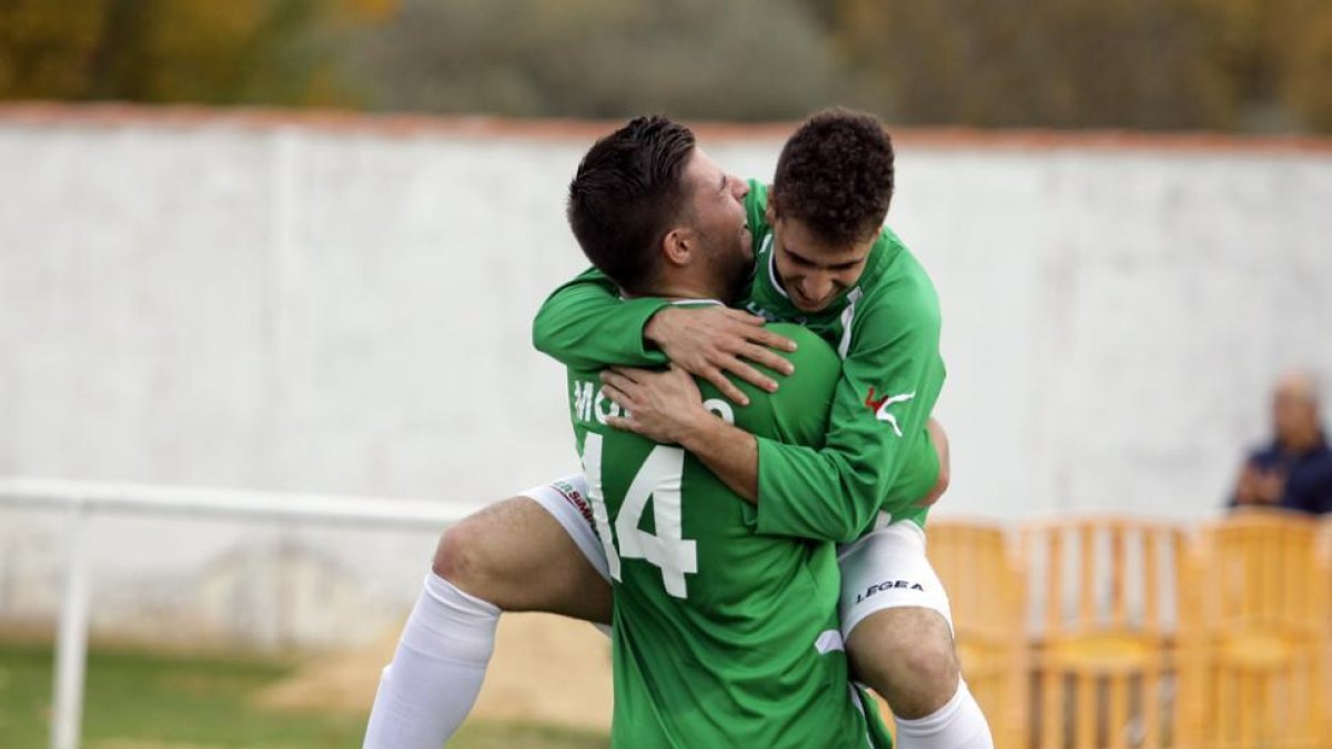 Dos jugadores del San José celebran un gol en Garray.-DIEGO MAYOR
