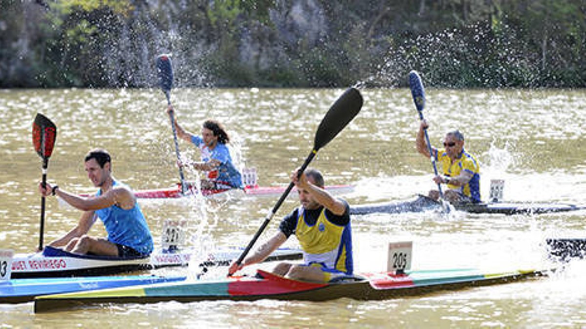 La prueba celebrada en la capital soriana contó con 41 piragüistas. / DIEGO MAYOR-