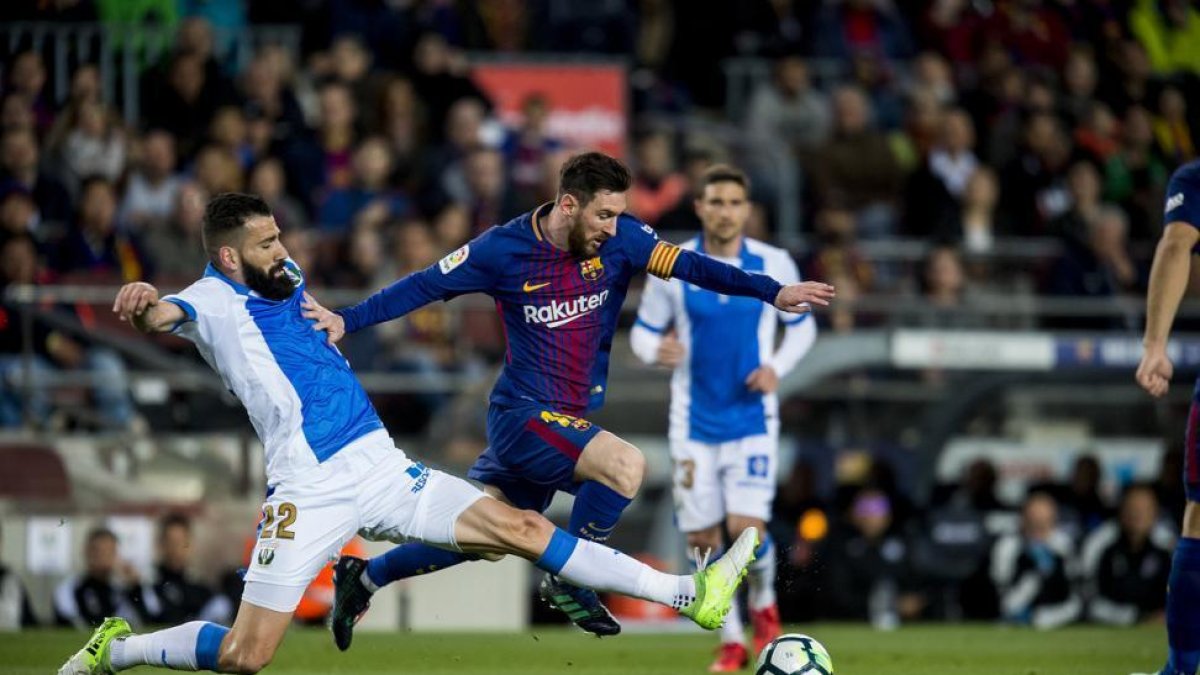 Messi, en acción, en un partido en el que ha conseguido tres goles, los tres del Barça.-JORDI COTRINA