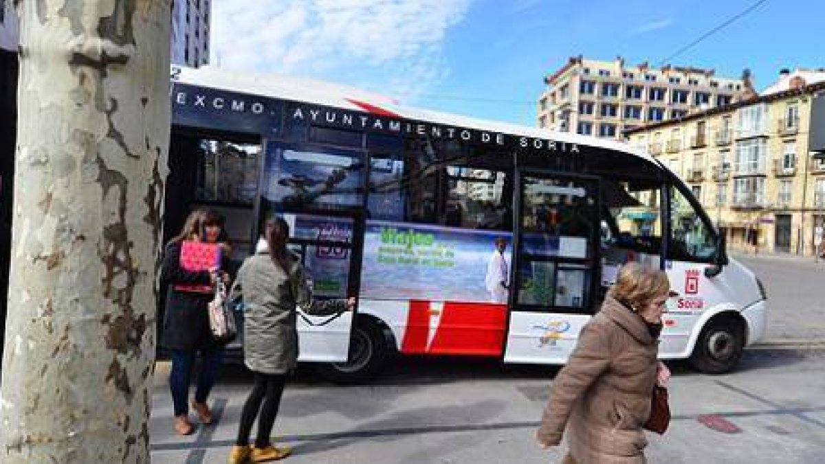 Un autobús urbano de Soria en la parada que se ofertaba hasta hace semanas en Mariano Granados. / ÁLVARO MARTÍNEZ-