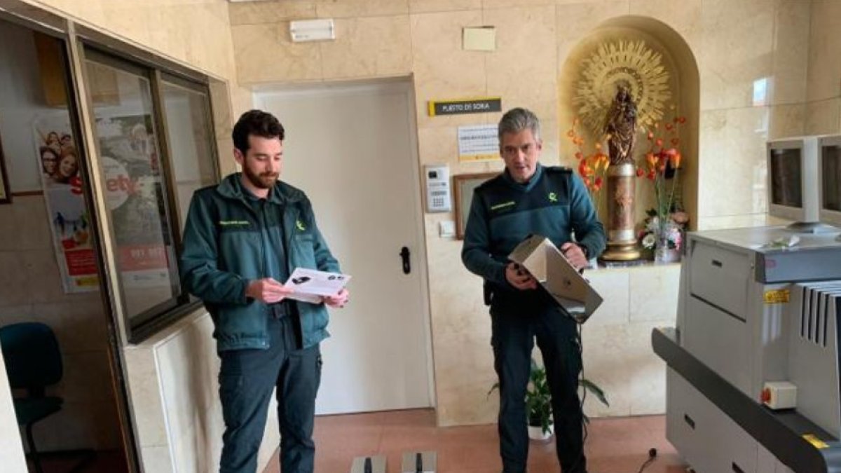 Entrega del material en la Guardia Civil.-HDS