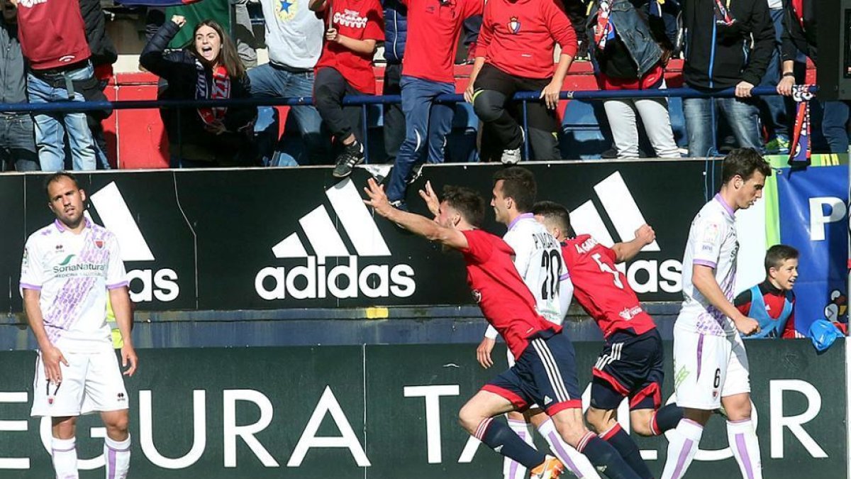 Decepción de los jugadores del Numancia tras encajar uno de los tres goles el domingo en El Sadar.-Área 11