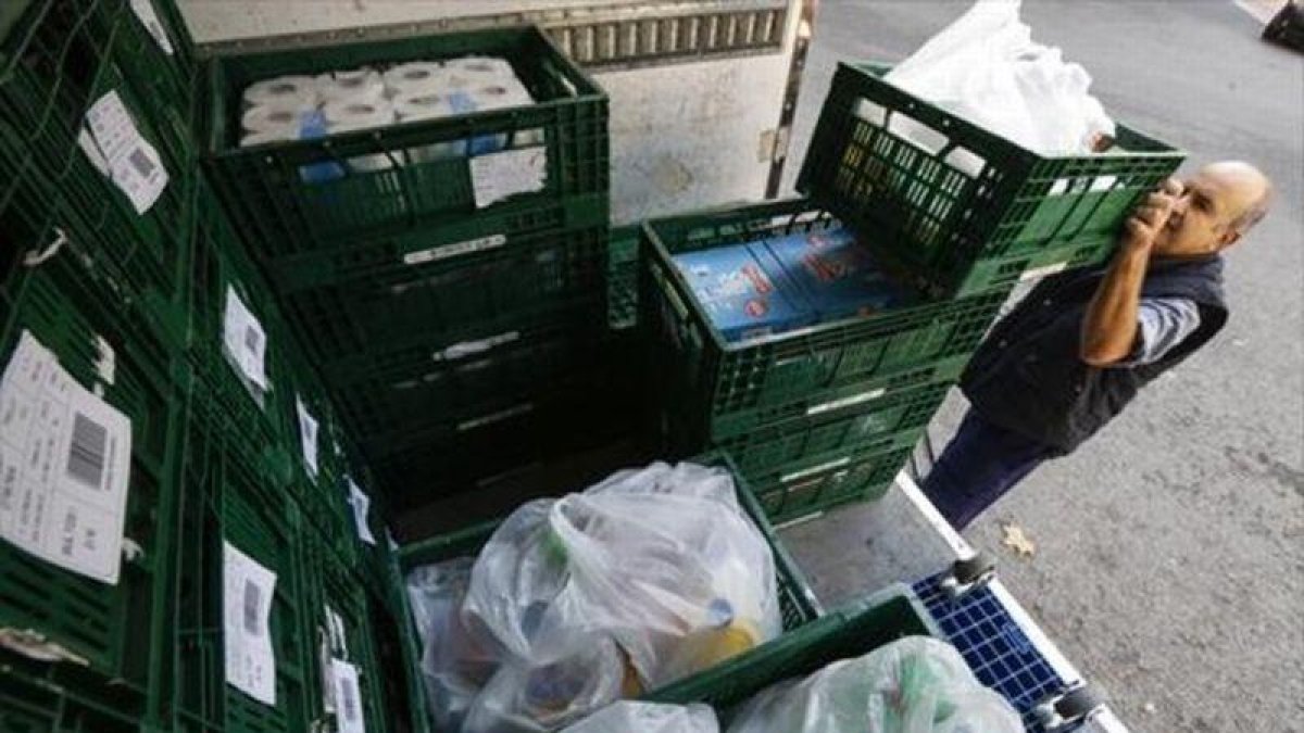 Un repartidor del supermercado online Capraboacasa.com se prepara para entregar un pedido.-JULIO CARBÓ
