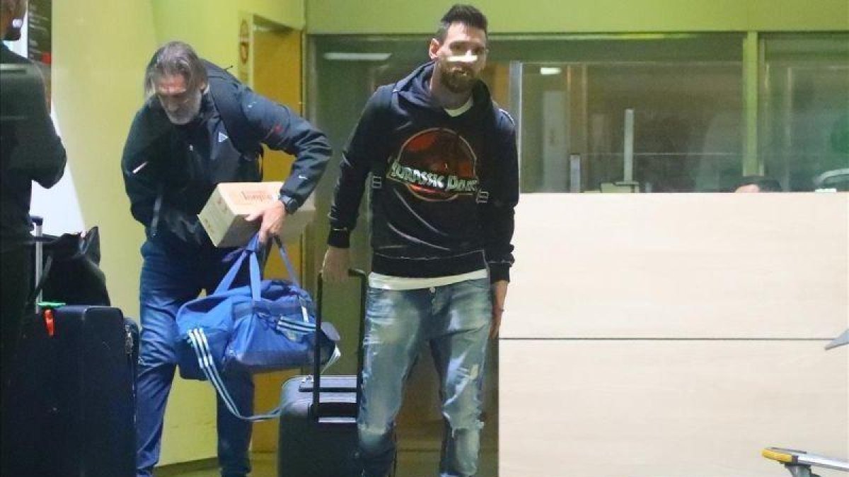 Messi, de regreso en Barcelona, en el aeropuerto de El Prat.-JORDI GALBANY