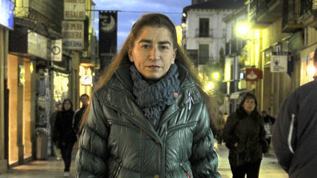 María Iluminada Arias camina, ayer por la tarde, por El Collado. / ÚRSULA SIERRA-
