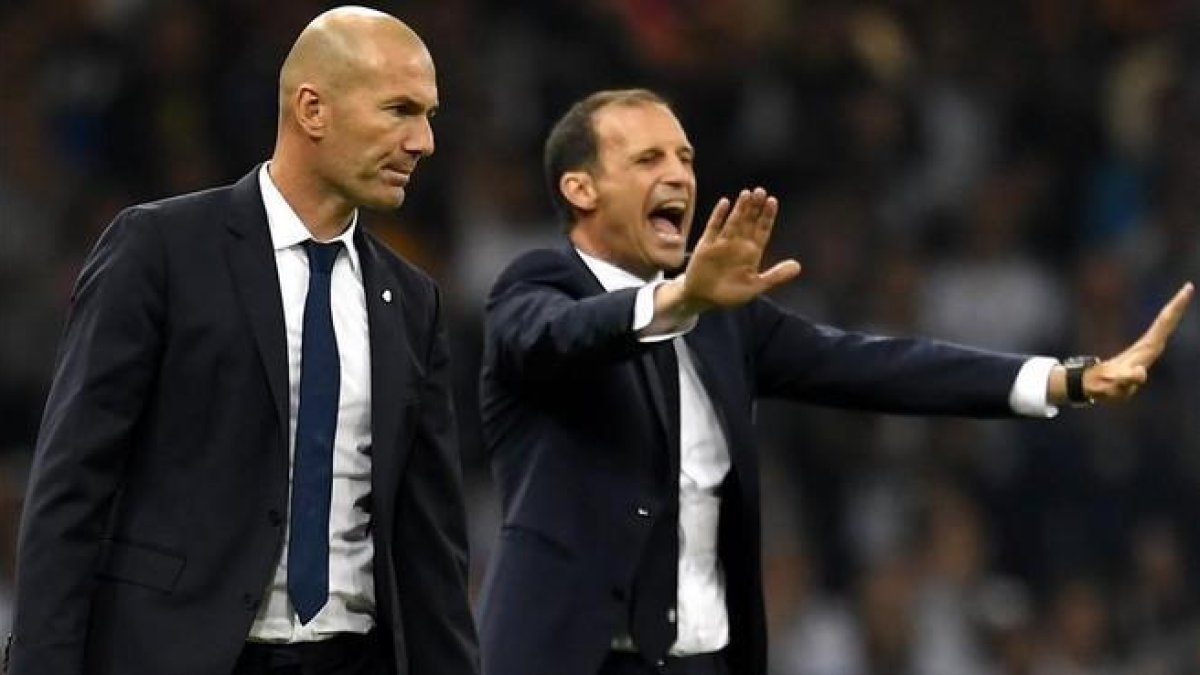Massimiliano Allegria da instrucciones a sus jugadores ante la mirada de Zinedine Zidane.-EFE / ANDY RAIN