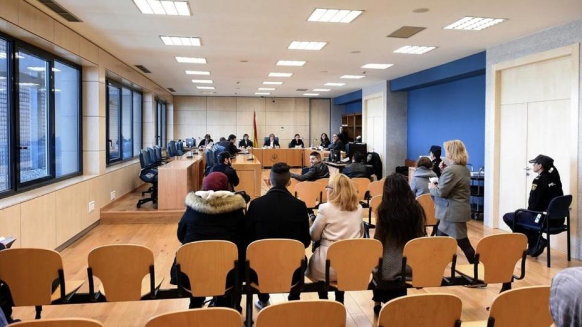 Juicio contra tres presuntos yihadistas acusados de captar mujeres para incorporarlas al Dáesh.-/ EFE / FERNANDO VILLAR