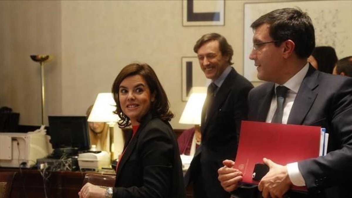 La vicepresidenta en funciones, Soraya Saénz de Santamaría, esta tarde en el Congreso recogiendo su acta de diputada.-AGUSTÍN CATALÁN