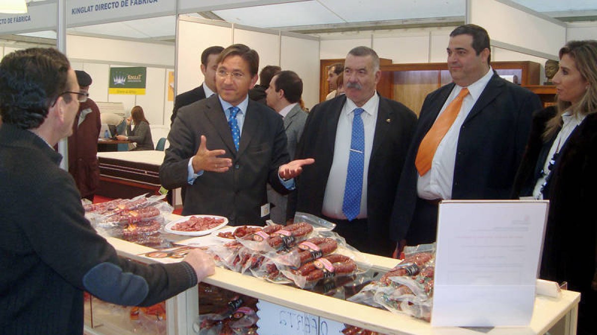 Responsables del PDI, la Cámara y el Cesefor en un stand. / C.C.U.-