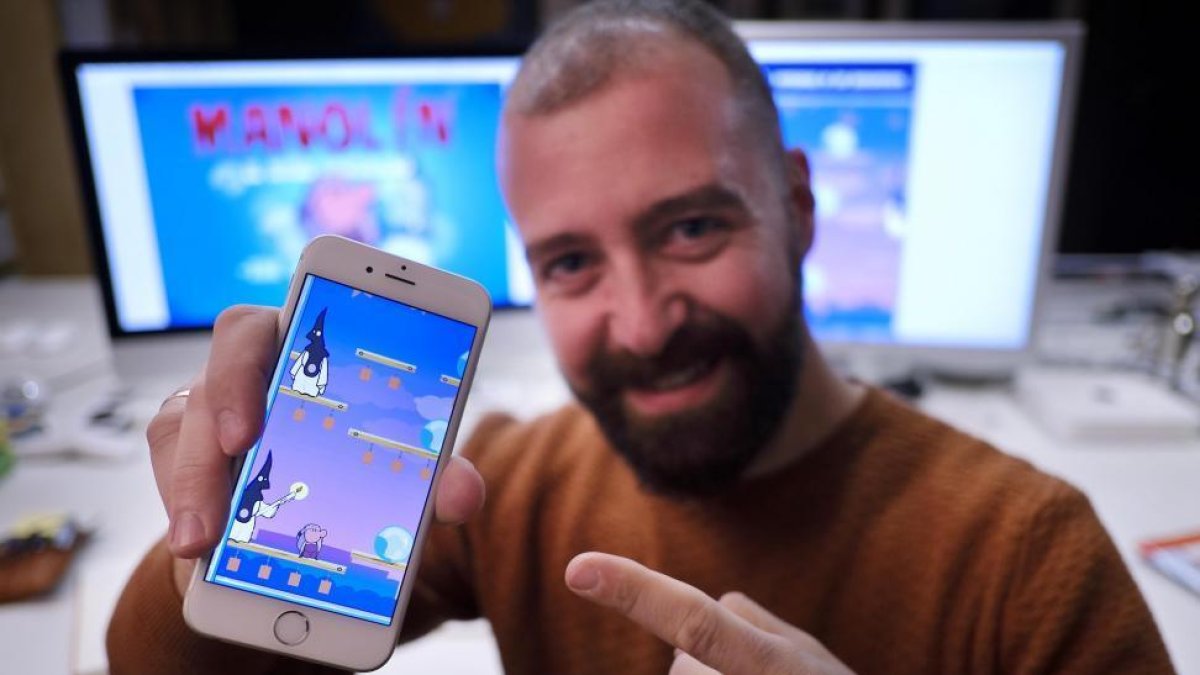 Vicente Martín, creador de Manolín, muestra el videojuego ambientado en el mundo cofrade.-ENRIQUE CARRASCAL