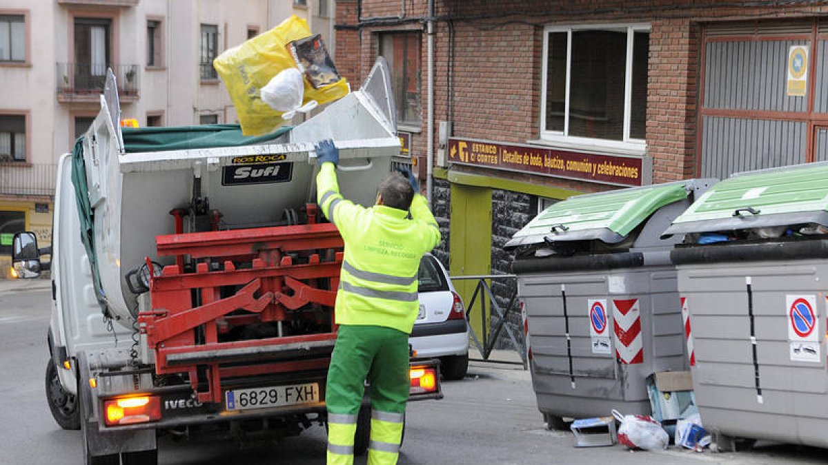 Uno de los empleados del servicio de limpieza en el trabajo de recogida en la ciudad. / VALENTÍN GUISANDE-