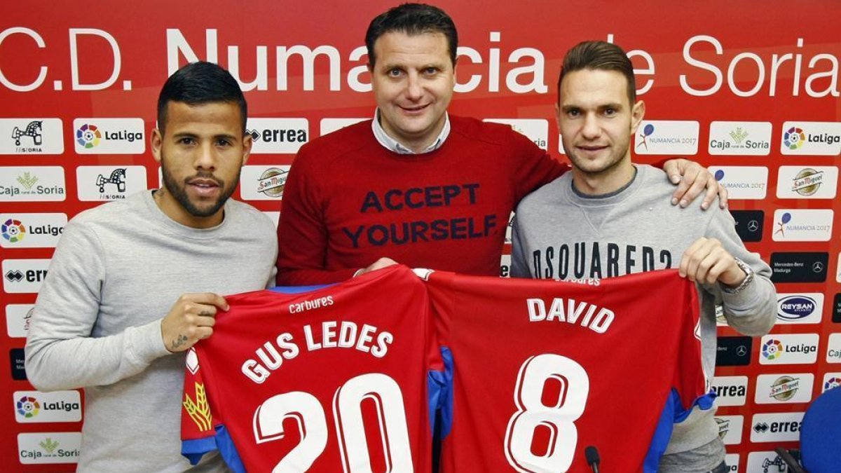 Gus Ledes y David Rodríguez fueron presentados ayer en Los Pajaritos como refuerzos del Numancia en el mercado de invierno que finalizó ayer.-Mario Tejedor