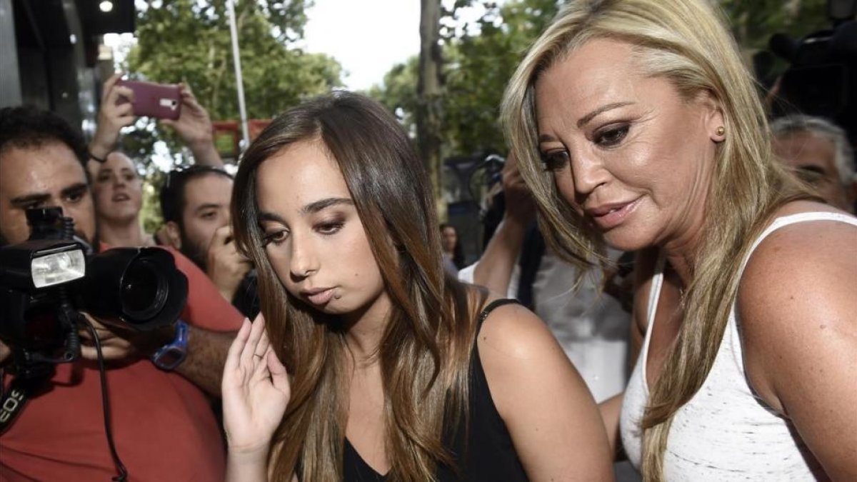 Andrea Janeiro con su madre, Belén Esteban, en la celebración de su 18º aniversario, el pasado 20 de julio en Madrid.-EL PERIÓDICO