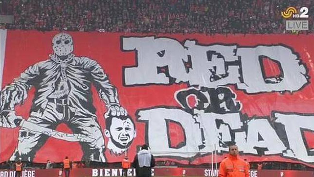 La pancarta mostrada por los ultras del Standard de Lieja, con Steven Defour decapitado.-