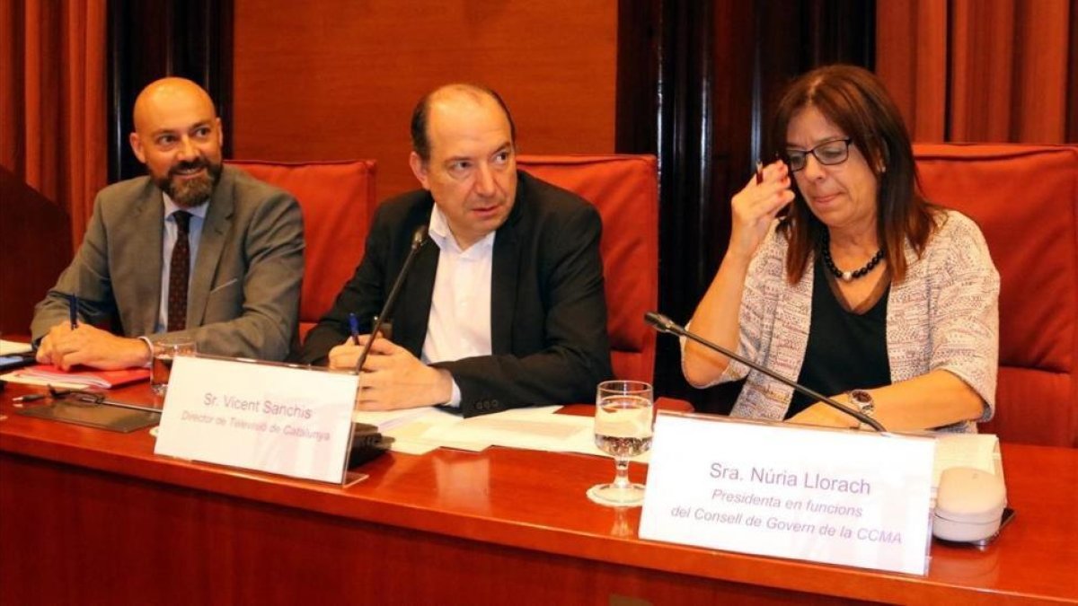Los directores de Catalunya Ràdio, Saül Gordillo, y de TV-3, Vicent Sanchis, y la presidenta de la CCMA, Núria Llorach, en el Parlament.-ACN