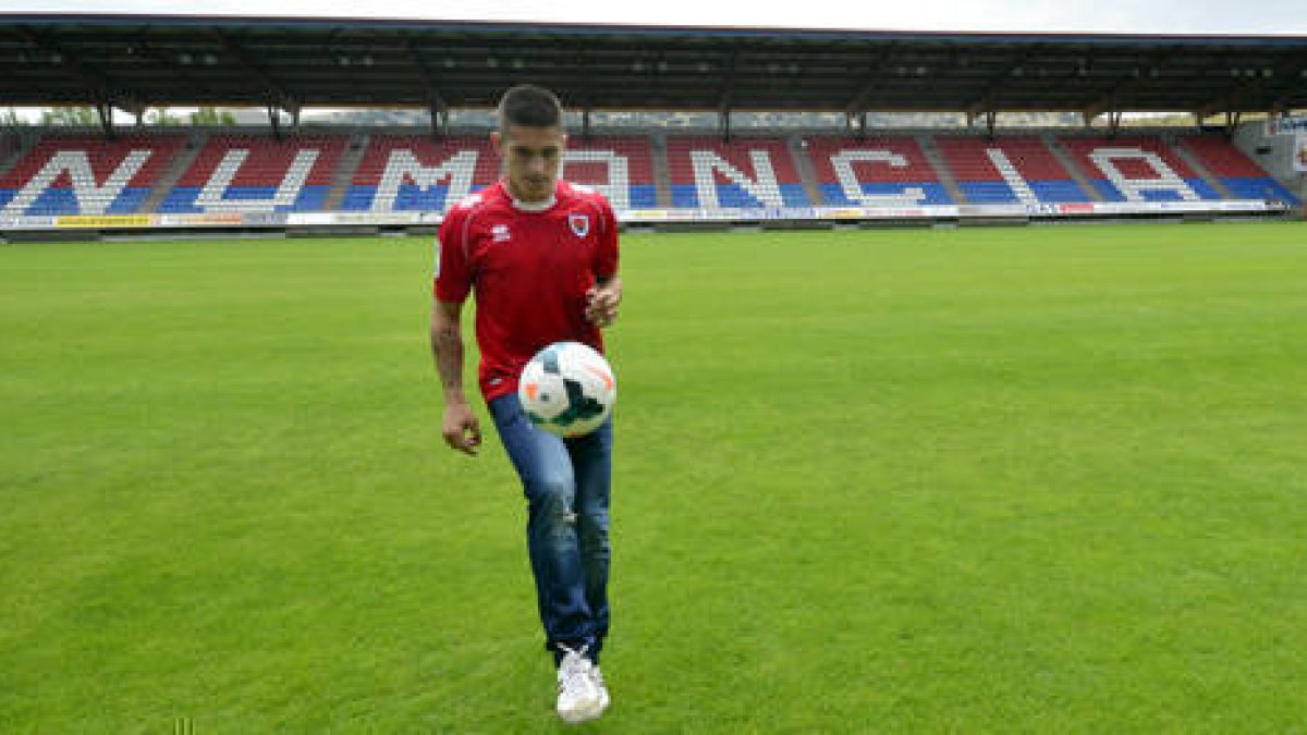 Pedraza pisó ayer por primera vez el césped de Los Pajaritos. / Álvaro Martínez-