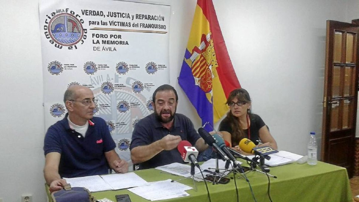 La Unión de Campesinos de Castilla y León (UCCL) expone su posición sobre la quema de rastrojos. De izquierda a derecha, Isidro del Campo, responsable de Cultivos Herváceos de UCCL); Valentín García, coordinador de UCCL-Valladolid; y Félix Arribas, presid-Ical