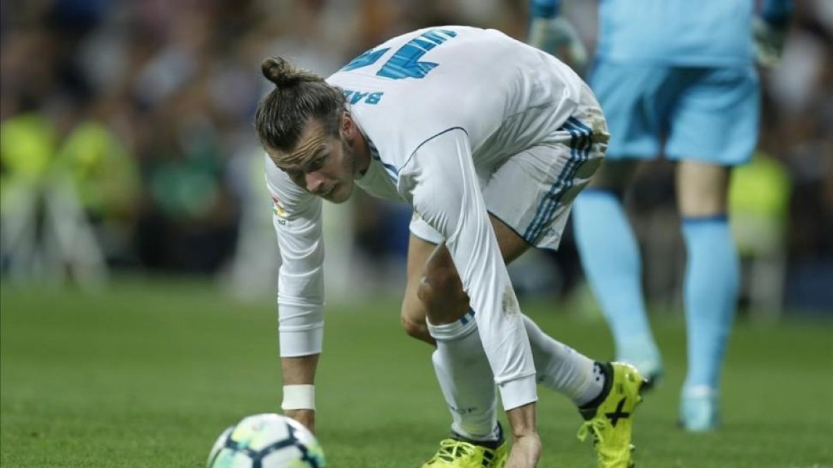 Garet Bale mira el balón durante el partido contra el Valencia.-FRANCISCO SECO / AP