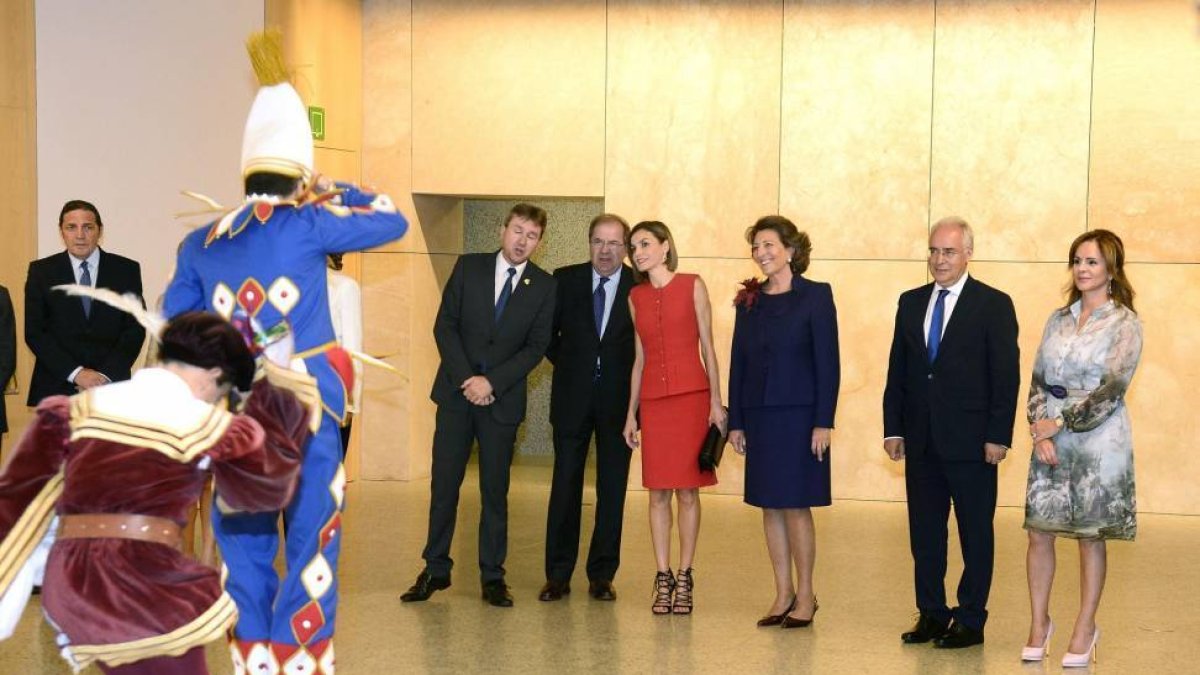 La reina doña Letizia preside el acto institucional de la Asociación Española contra el Cáncer, el presidente de la Junta, Juan Vicente Herrera, y la presidenta de la Asociación Española contra el Cáncer, Isabel Oriol, junto a ella, observan el Salto del -Ical