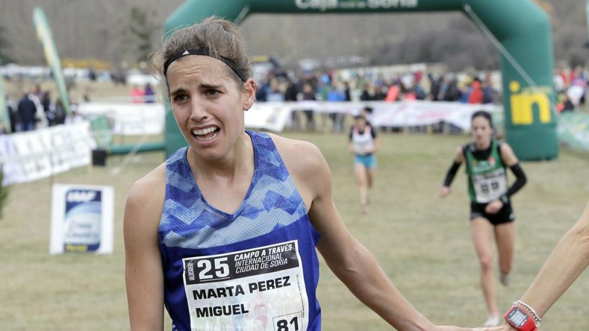 La atleta soriana Marta Pérez, en la meta del último Cross de Soria.-LUIS ÁNGEL TEJEDOR