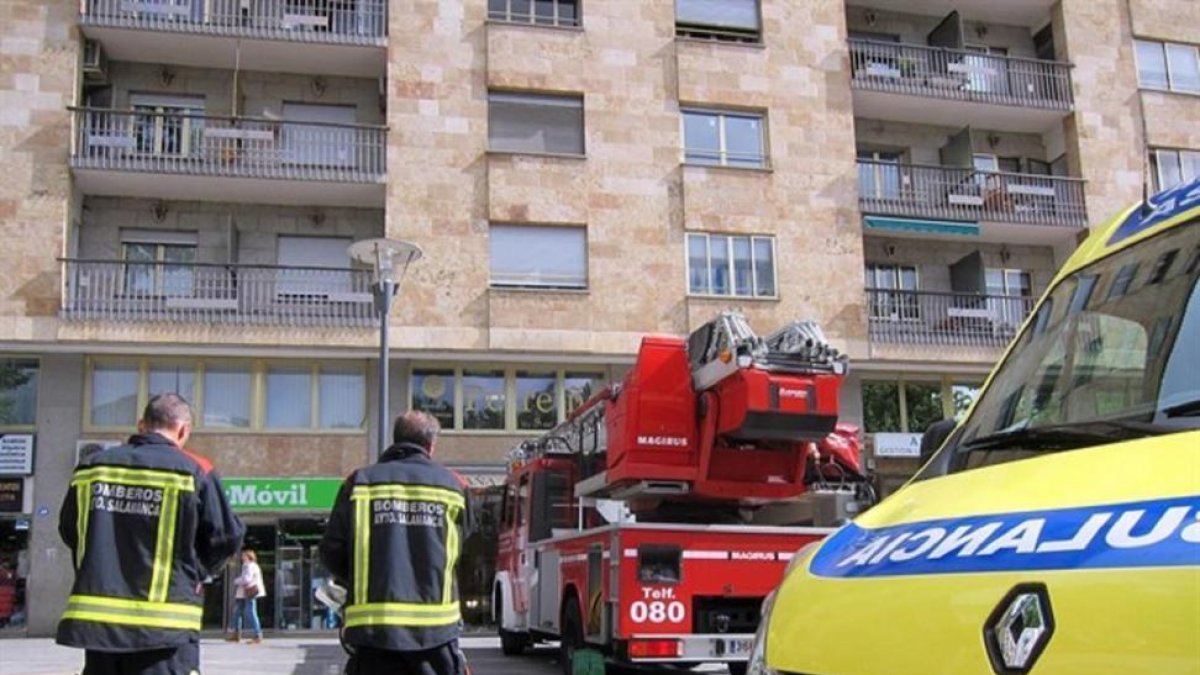 Cuatro afectados por inhalación de humo en el incendio de una vivienda en Salamanca-EUROPA PRESS