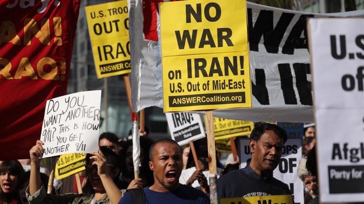 Manifestantes se reúnen en la Plaza Pershing en oposición a cualquier participación militar de Estados Unidos en el Medio Oriente este sábado en Los Ángeles, California, Estados Unidos.-EFE