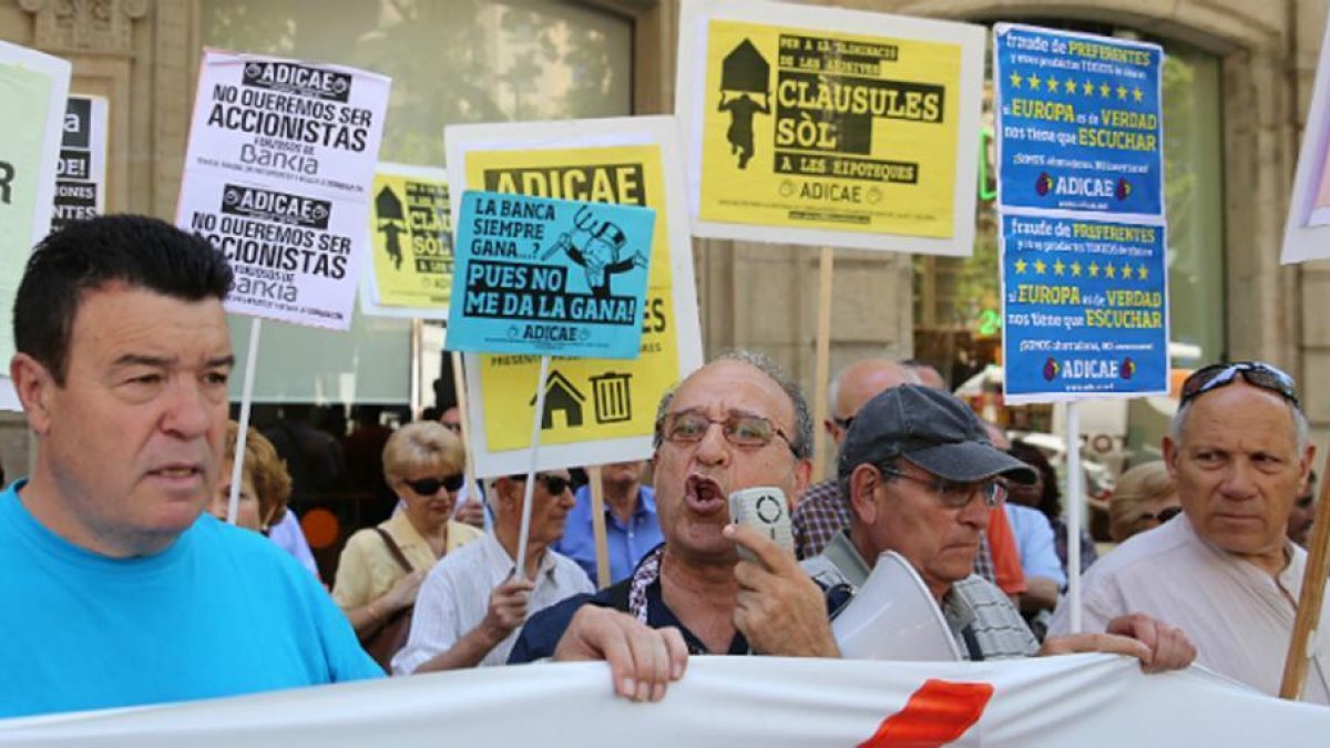 Manifestación en protesta por las cláusulas suelo.-